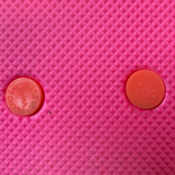 Old Navy neon petunia flip flops size 5-6 - Picture 6 of 6